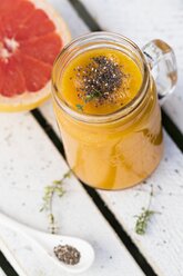 Glas Fruchtsmoothie mit Pink Grapefruit, Orange, Mango, Thymian und Chiasamen - YFF00679