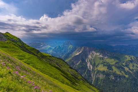 Deutschland, Bayern, herannahendes Gewitter am Laufbacher Eck, lizenzfreies Stockfoto