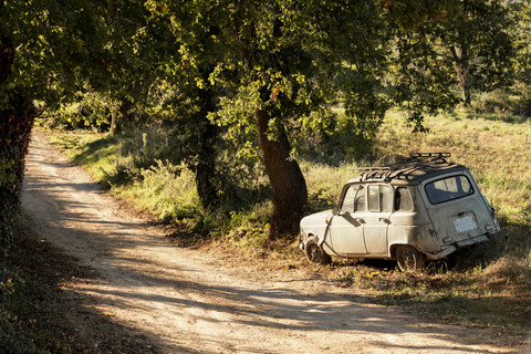 Italien, Toskana, veraltetes Auto am Wegesrand, lizenzfreies Stockfoto