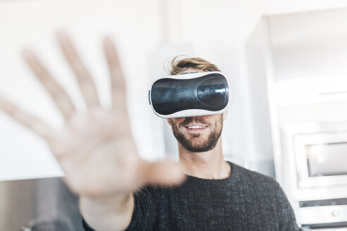 Lächelnder Mann mit Virtual-Reality-Brille - GIOF03183