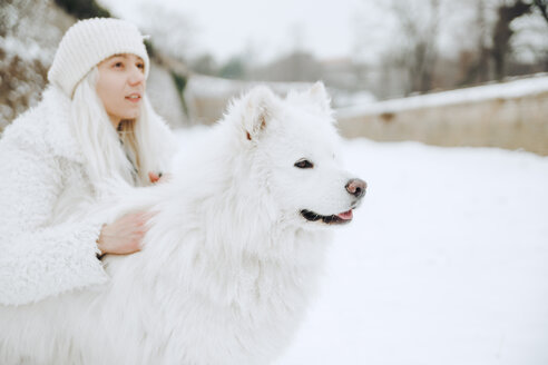 Weißer Hund und Besitzer im Schnee - ZEDF00832