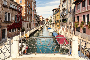 Italien, Venedig, Rio de la Fornace, Gasse und Boote am Kanal - CSTF01358