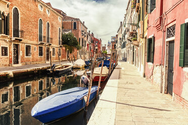 Italien, Venedig, Gasse und Boote am Kanal - CSTF01360