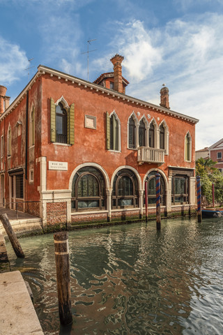 Italien, Venedig, Gebäude außen am Kanal, lizenzfreies Stockfoto