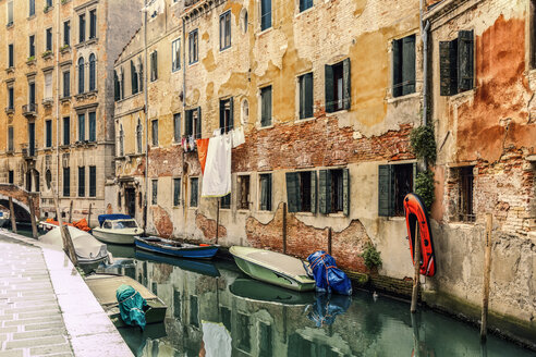 Italien, Venedig, Gasse und Boote am Kanal - CSTF01362