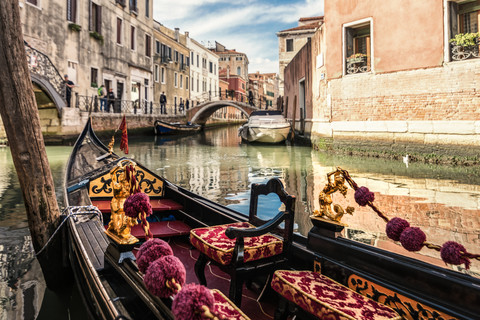 Italien, Venedig, Gondel auf Kanal, lizenzfreies Stockfoto