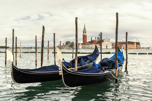 Italien, Venedig, Gondeln vor San Giorgio Maggiore - CSTF01367