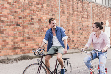 Junges Paar fährt Fahrrad - UUF11525