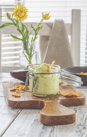 Glas Avocado-Dip mit Nachos, lizenzfreies Stockfoto