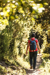 Italien, Ligurien, Cinque Terre, Wanderer auf dem Weg - CSTF01382