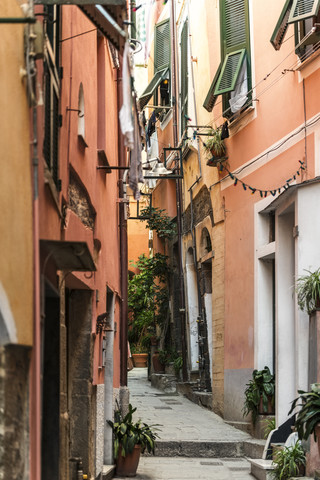 Italien, Ligurien, Cinque Terre, Vernazza, enge Gasse und Hausfassaden, lizenzfreies Stockfoto
