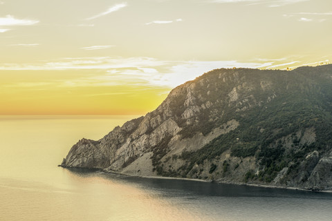 Italien, Cinque Terre, Cinque Terre, Küste und Ligurisches Meer bei Sonnenuntergang, lizenzfreies Stockfoto