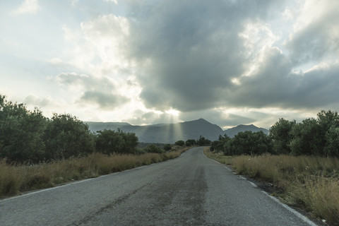 Griechenland, Kreta, leere Straße, lizenzfreies Stockfoto