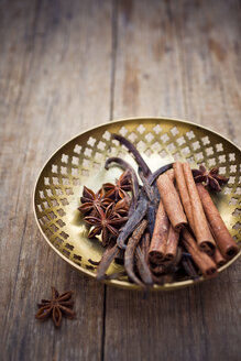 Bowl of vanilla beans, star anise and cinnamon sticks - CZF00301