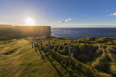 UK, Scotland, Caithness, Coast of Duncansby Head at sunset - FOF09284