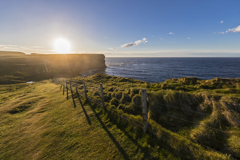 UK, Schottland, Caithness, Küste von Duncansby Head bei Sonnenuntergang - FOF09284