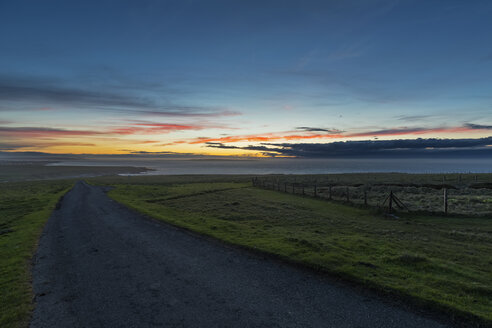 Großbritannien, Schottland, Caithness, Duncansby Head, Landstraße bei Sonnenuntergang - FOF09288