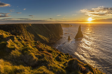 UK, Schottland, Caithness, Küste von Duncansby Head, Duncansby Stacks bei Sonnenaufgang - FOF09290