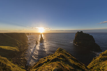 UK, Schottland, Caithness, Küste von Duncansby Head, Duncansby Stacks bei Sonnenaufgang - FOF09291