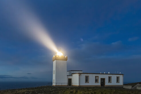 UK, Schottland, Caithness, Duncansby Head, Duncansby Head Leuchtturm zur blauen Stunde - FOF09296