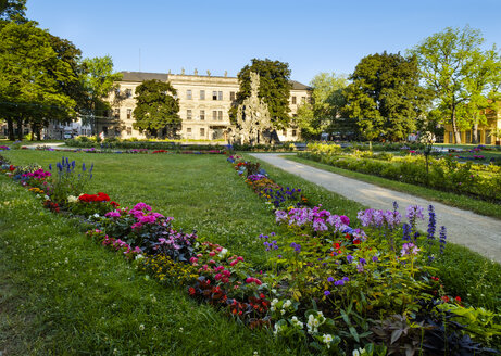 Deutschland, Bayern, Erlangen, Schloss Erlangen mit Garten und Hugenottenbrunnen - SIE07490