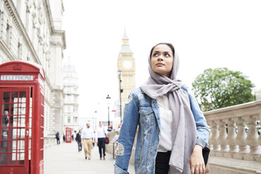 UK, England, London, junge Frau mit Hidschab beim Spaziergang in der Stadt - IGGF00118