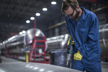 Arbeiter mit Bohrmaschine in einem Stahlwerk - ZEF14521