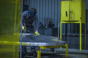 Arbeiter beim Schweißen in der Fabrik - ZEF14525