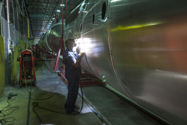 Arbeiter beim Schweißen eines großen Tanks in einer Fabrik - ZEF14528