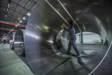 Arbeiter prüft Metall in einer Fabrik - ZEF14530