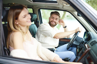 Glückliches junges Paar im Auto - ABIF00002