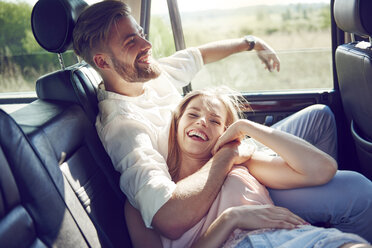 Glückliches junges Paar entspannt sich im Auto - ABIF00013
