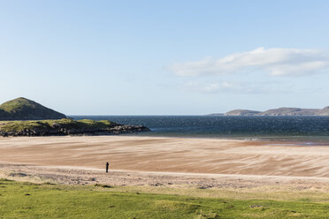 UK, Schottland, Schottische Highlands, Loch Ewe, Poolewe, Tourist am Firemore Beach - FOF09303