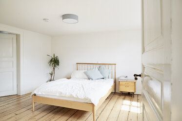 Helles, modernes Schlafzimmer in einem alten Landhaus - PDF01267