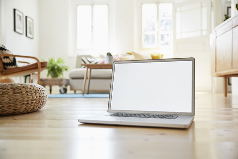 Laptop auf Holzboden in einem hellen modernen Wohnzimmer eines alten Landhauses - PDF01272