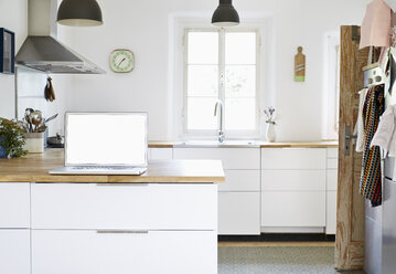 Laptop auf der Arbeitsplatte in einer modernen Küche - PDF01276