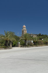 Griechenland, Kreta, Blick auf das Toplou-Kloster von der Straße aus - CHPF00427