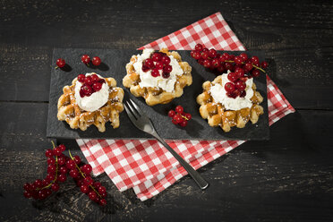 Waffeln mit Magerquark, Marmelade und roten Johannisbeeren - MAEF12405