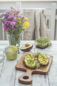 zwei Scheiben Brot mit Avocadocreme und Nachos - ODF01535