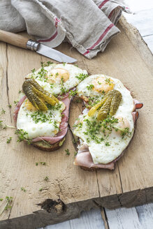 Strammer Max mit Avocado-Dip auf Holzbrett - ODF01536