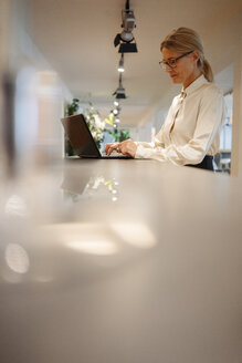 Geschäftsfrau im Büro mit Laptop - JOSF01435