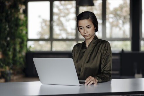 Junge Frau benutzt Laptop im Büro - JOSF01508