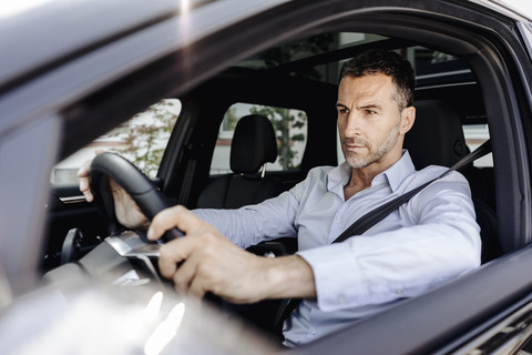 Geschäftsmann fährt Auto, lizenzfreies Stockfoto