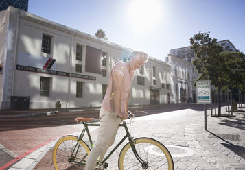 Älterer Mann fährt Fahrrad in der Stadt - WESTF23579