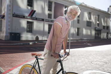 Älterer Mann fährt Fahrrad in der Stadt - WESTF23580