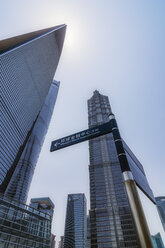 China, Shanghai, Lujiazui, Wolkenkratzer und Wegweiser im Finanzviertel - THAF01978