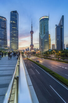 China, Shanghai, Lujiazui, Skyline von zur blauen Stunde - THAF01981