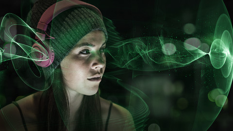 Portrait einer jungen Frau mit Kopfhörern bei Nacht, 3D Rendering, lizenzfreies Stockfoto