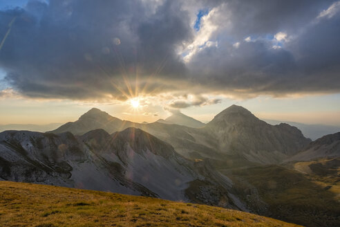 Italien, Abruzzen, Nationalpark Gran Sasso e Monti della Laga, Berg Portella bei Sonnenuntergang - LOMF00612