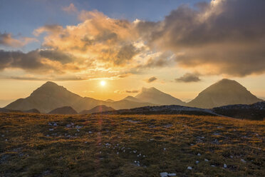 Italien, Abruzzen, Nationalpark Gran Sasso e Monti della Laga, Berg Portella bei Sonnenuntergang - LOMF00613